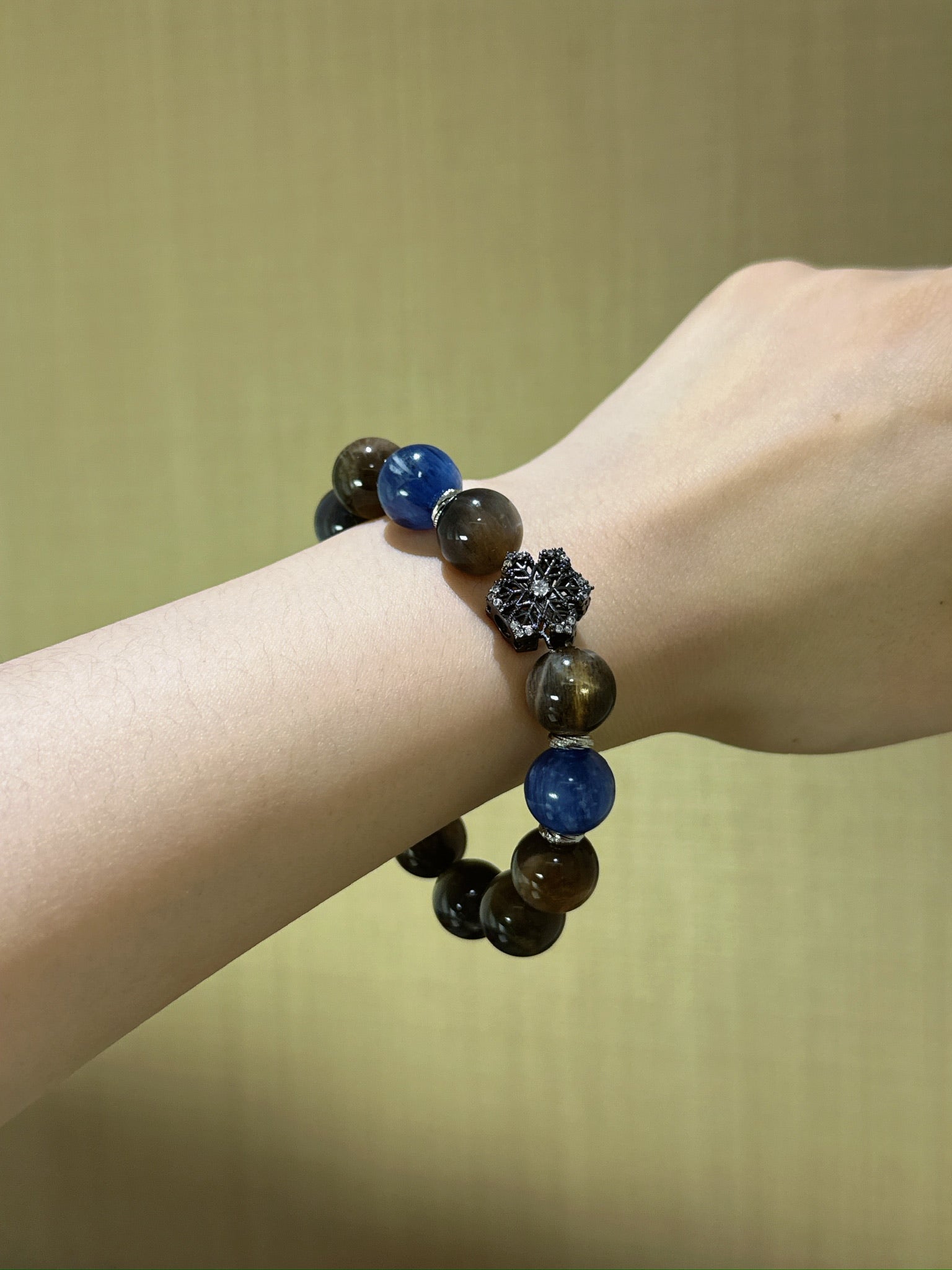 ▫️▪️ Black gold backbone kyanite bracelet